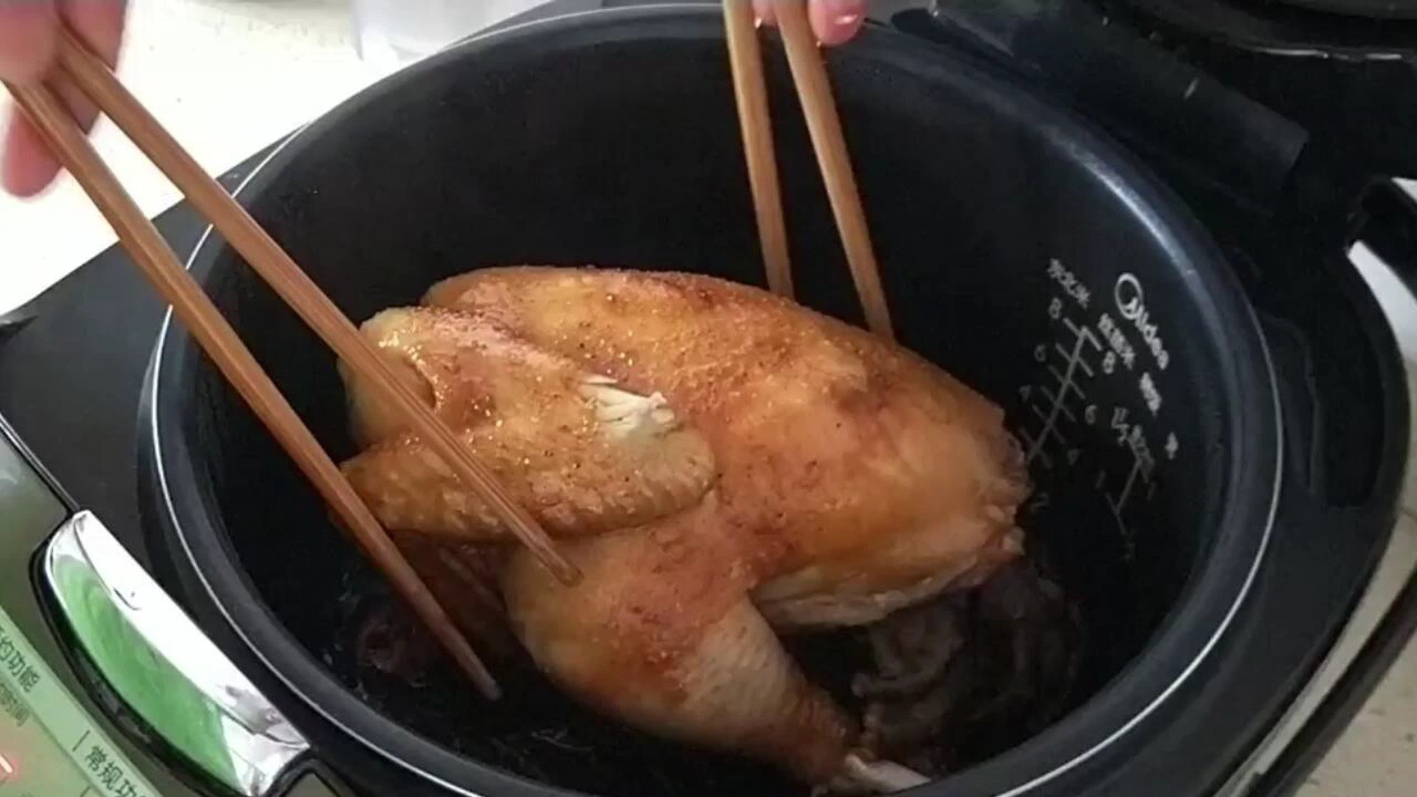 #美食#饭店大厨教我把整只鸡放进电饭锅不弄一滴水,出锅后全家都抢着吃
