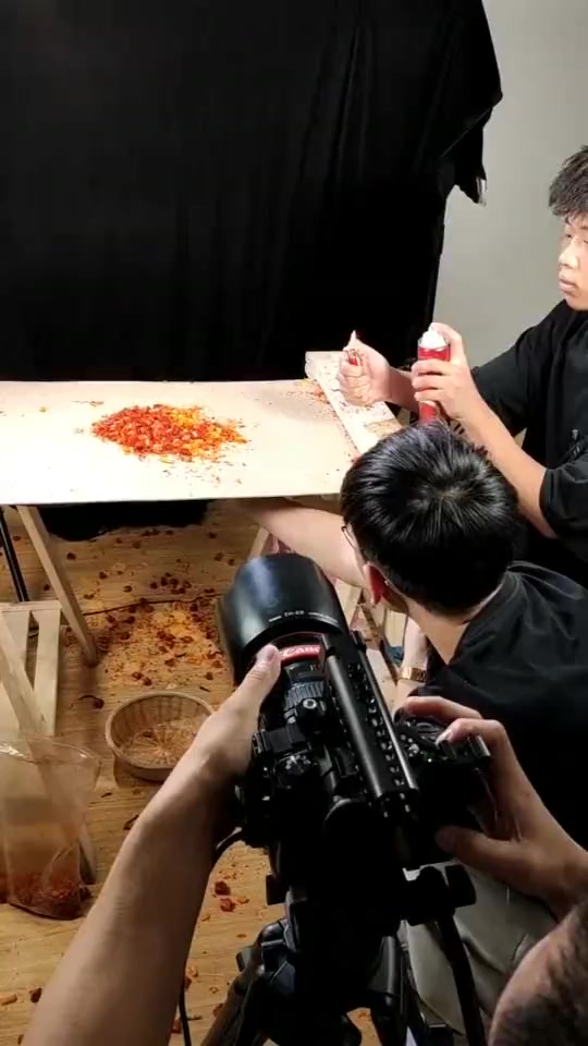 #搞笑段子#红烧牛肉面封面广告原来都是这么拍出来,怪不得美食都那么诱人!