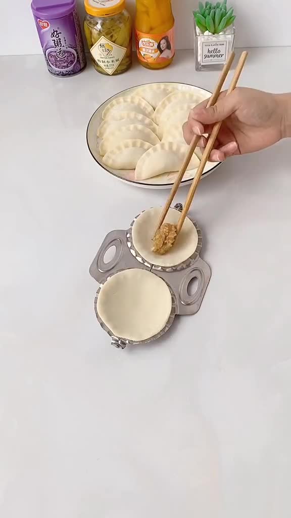 有了这个包饺子器,就是大男生也能包出完美的饺子了,特别有灵魂。