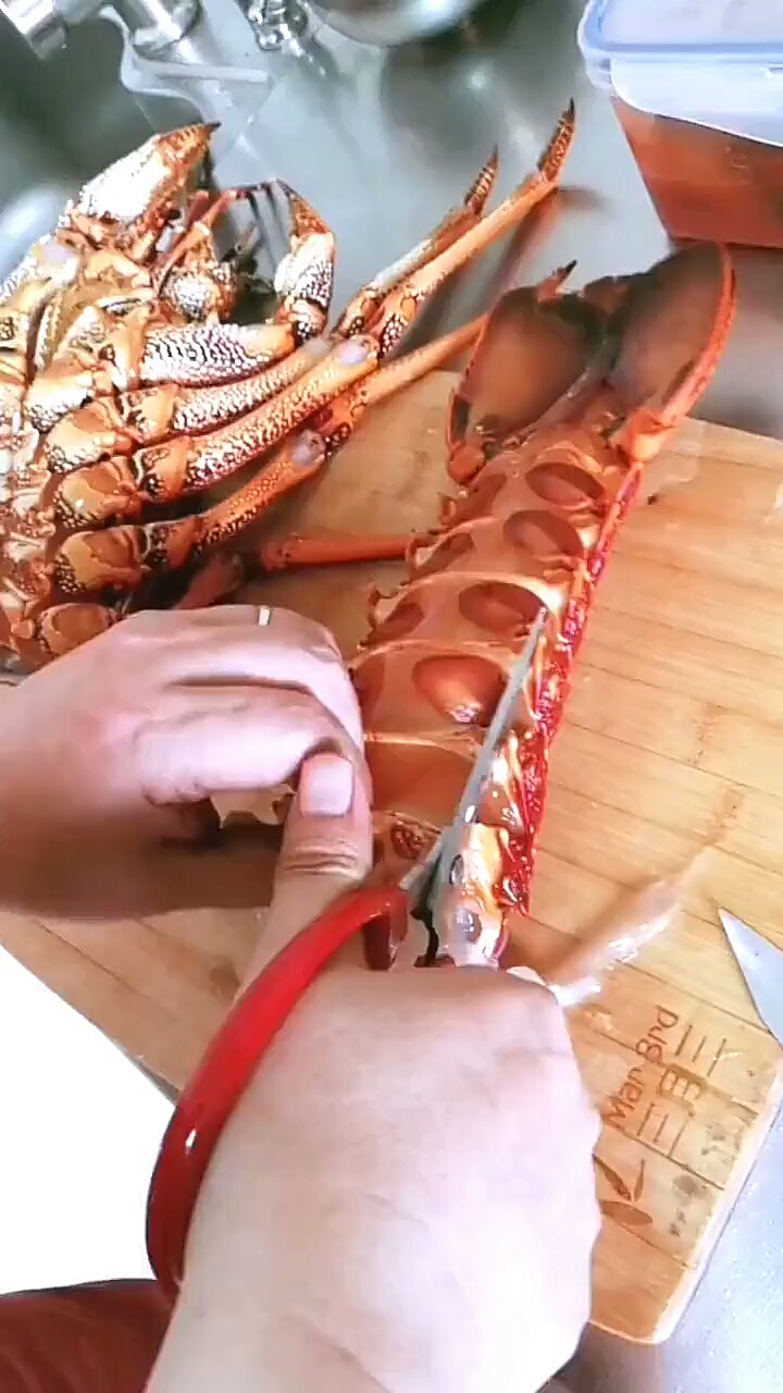 大妈你这杀龙虾的技法也太灵性了.... ,虾:能不能给个痛快
