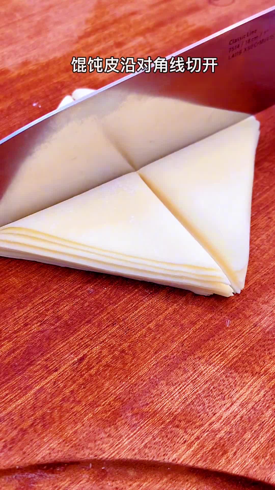 今天用馄饨皮给女儿做了热乎乎的西红柿面片汤,天冷吃上一碗,别提多舒服