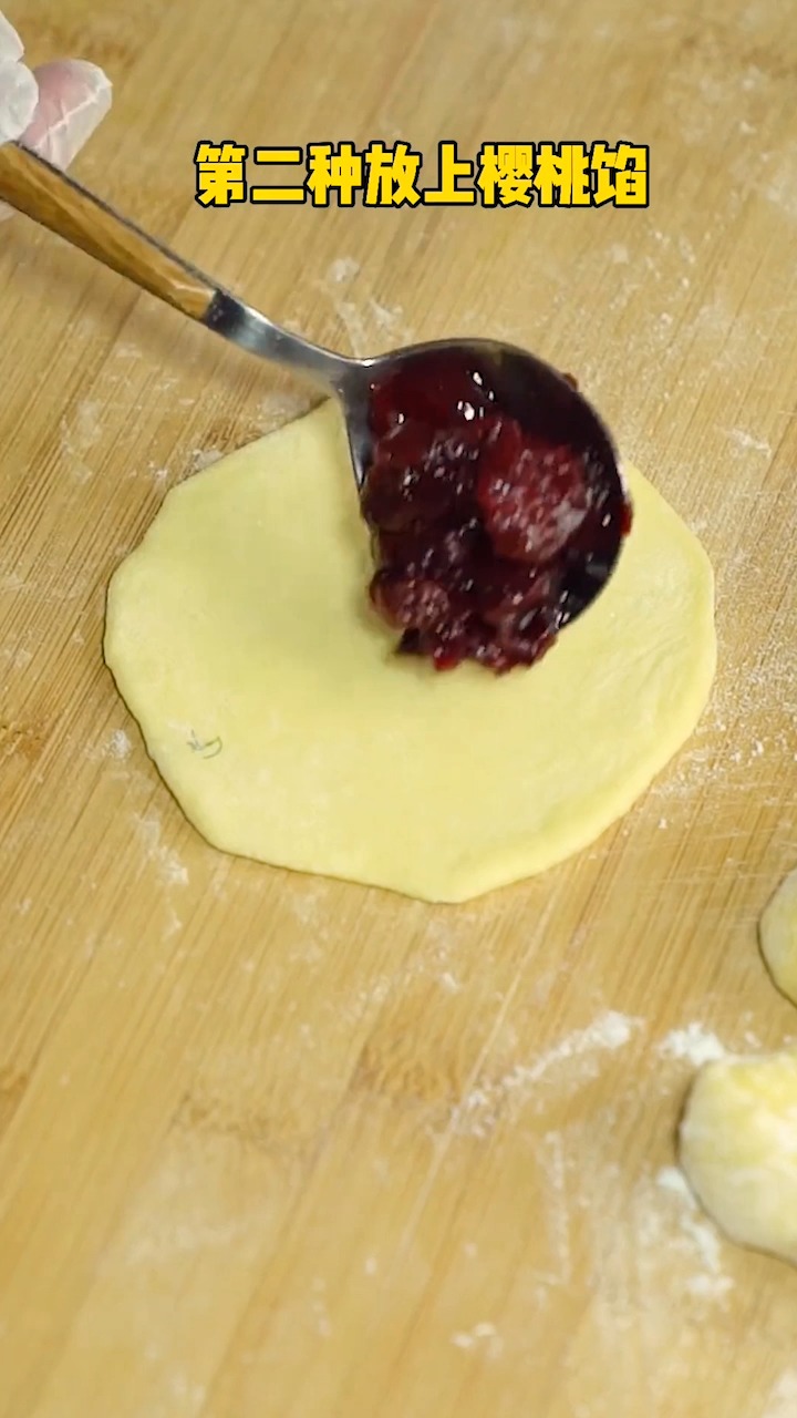 歪果仁真会吃,俄罗斯饺子,土豆馅和樱桃馅?