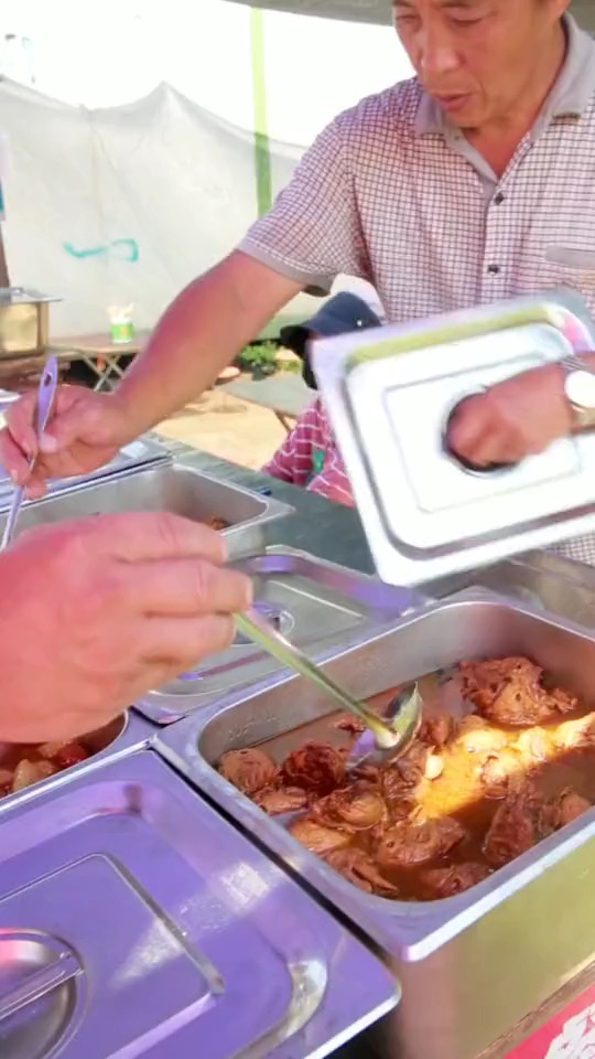 八块钱,自己盛饭,不够再添,吃饱为止的工地快餐