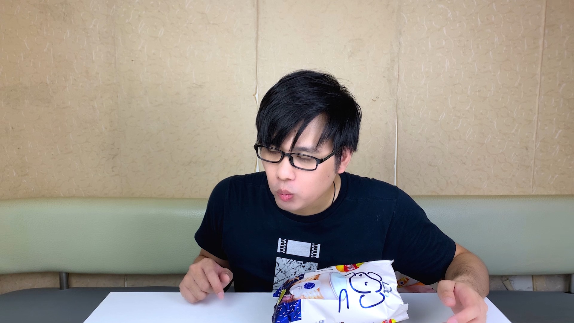 试吃乐事5款新口味薯片,哪款好吃?咖啡冻乌龙奶茶味、烤布蕾!
