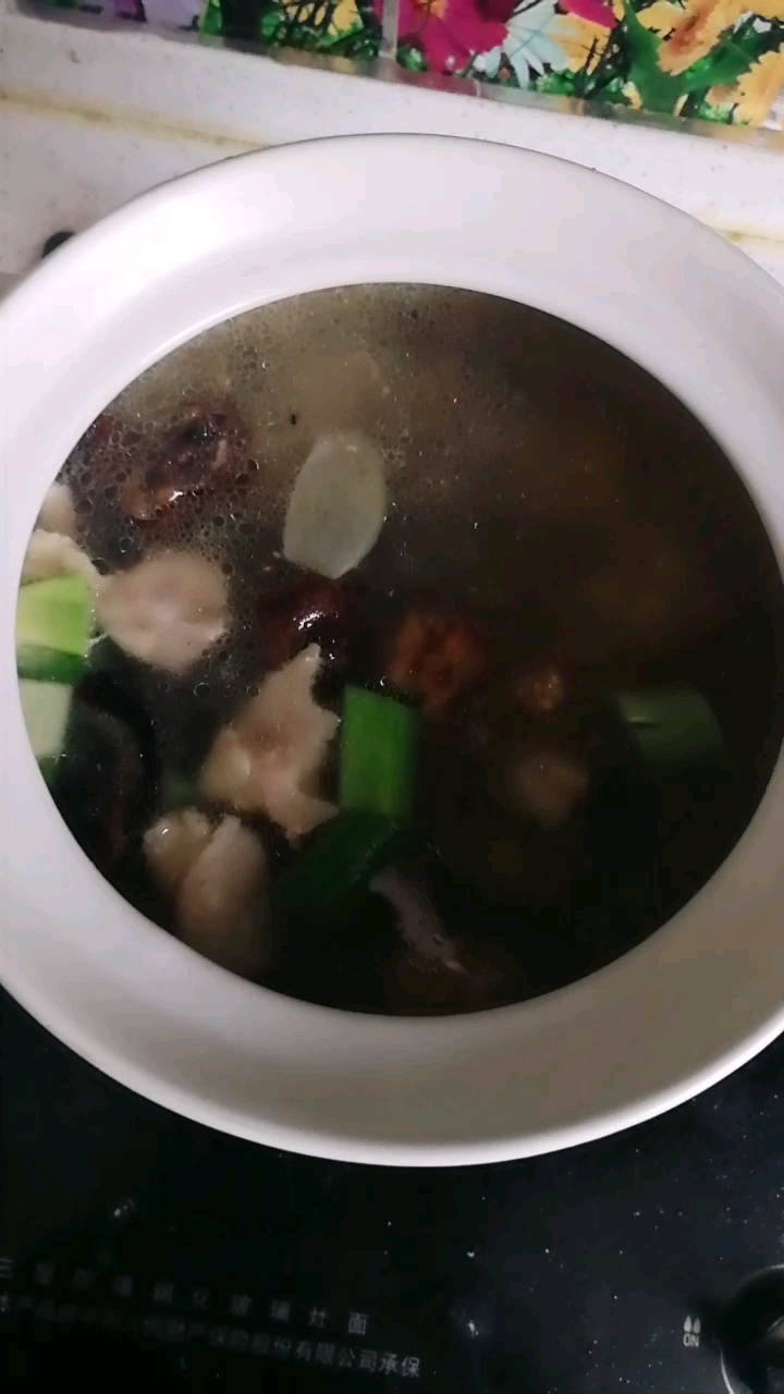 野蘑菇煲土鸡汤