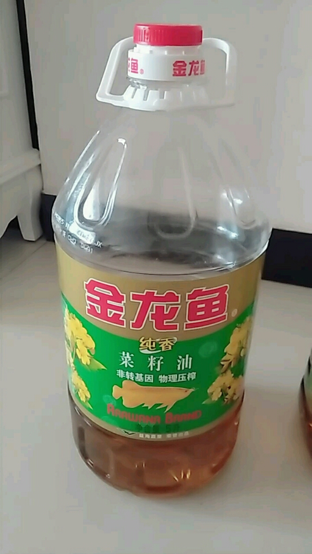 请大家帮忙鉴定一下那瓶是假的。