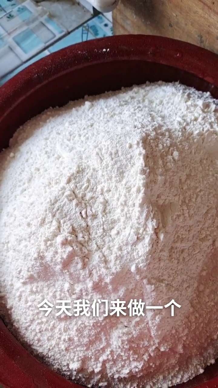 糖三角包子的详细做法教程视频。