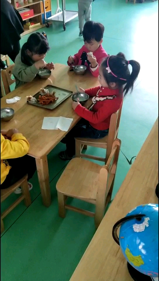 幼儿园小朋友吃早饭