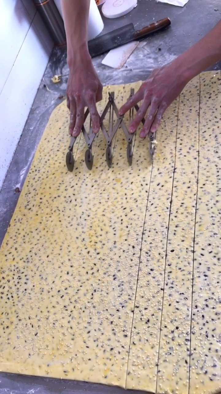 宫廷糕点:丹麦红豆酥 面粉3斤糖0.5斤、水1.5斤片油1个红豆3斤谢谢支持