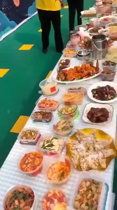幼儿园厨艺大赛,看家本领全部拿出来了,做土豆丝的大哥大姐是认真的吗