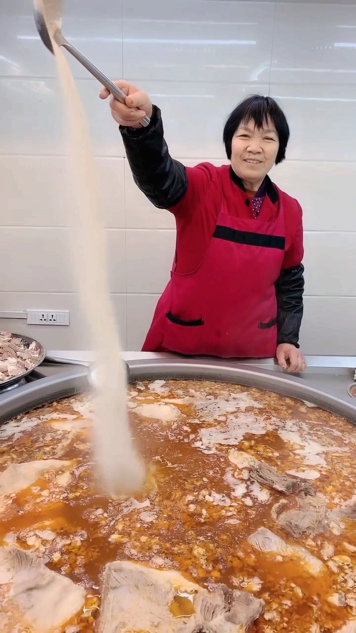 羊肉500克,羊骨750克,羊油50克,陈皮5克,草果1个,良姜9.8克,白芷4