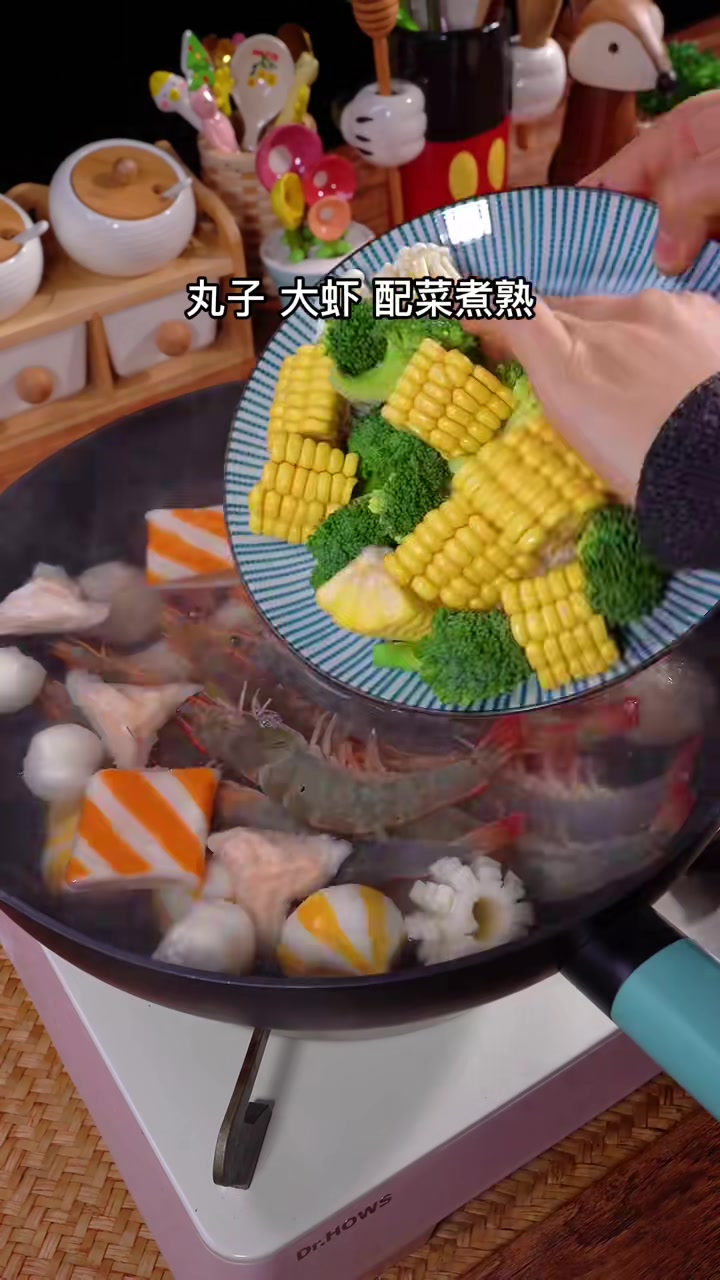 麻辣香锅在家做,比外面的还好吃,食材任意搭配。