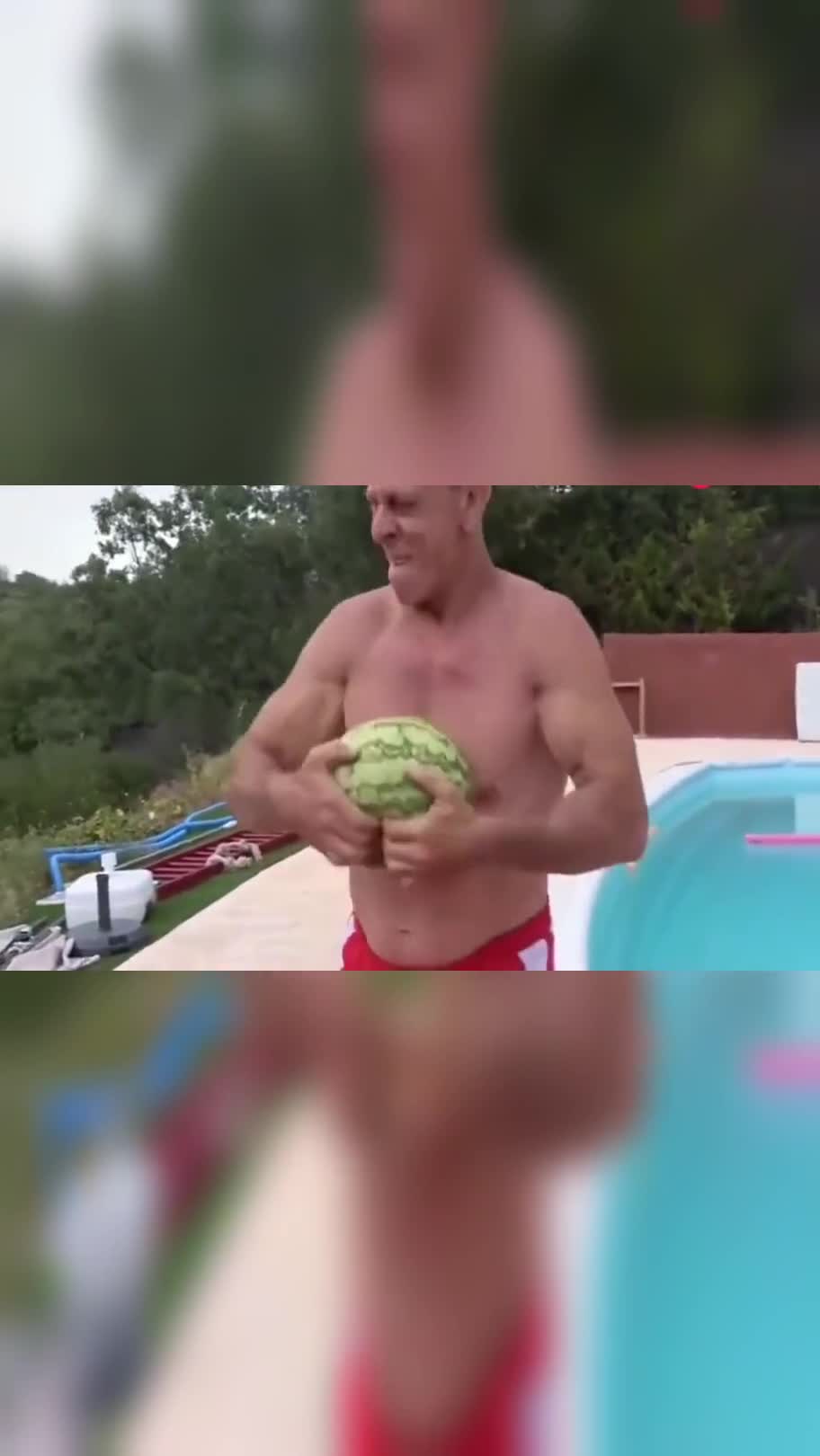 美国大叔展示自己的肌肉,徒手就掰开了一颗西瓜,是个高手!