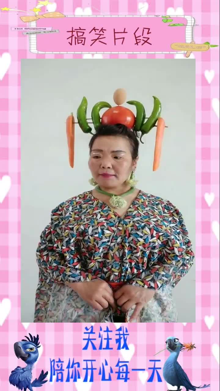 奶奶人老心不老,戴上蔬菜做的头饰,还以为是容嬷嬷呢!#搞笑段子#