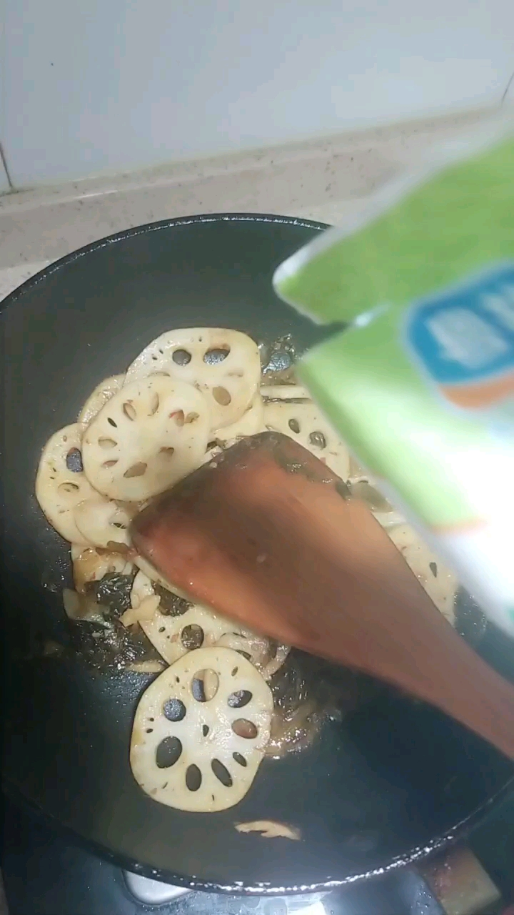 酸腌菜炒藕片,家乡的味道