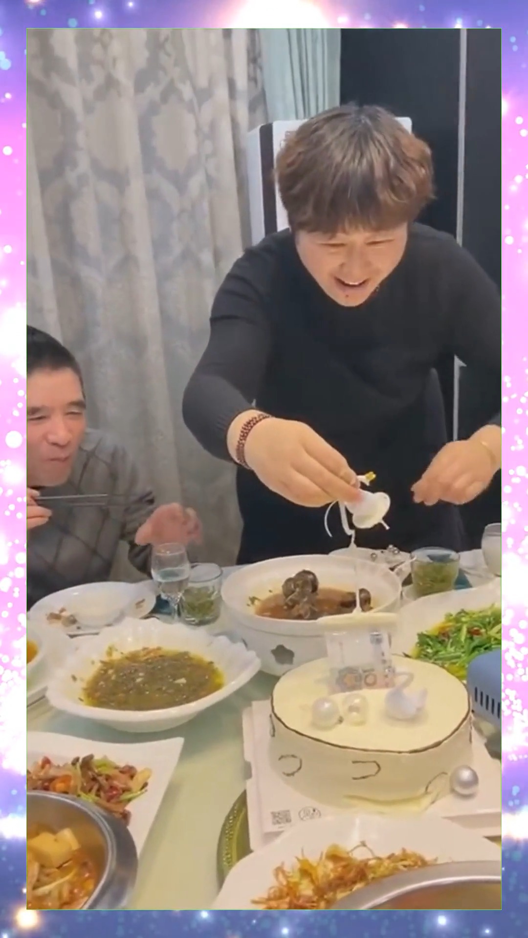 #娱乐#生活需要小惊喜,老爸老妈三十周年结婚纪念日,老妈的反应没谁了!