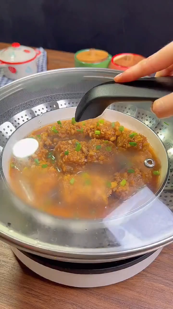 广东人爱吃的蒜蓉蒸排骨做法非常简单鲜嫩入味大人小孩都喜欢广东家常菜蒜蓉蒸排骨