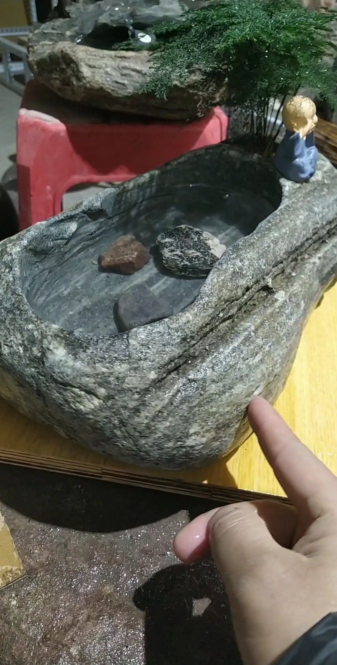 天然石头小金鱼缸,好看吗?关注下我吧,嘿嘿,以后还有很多