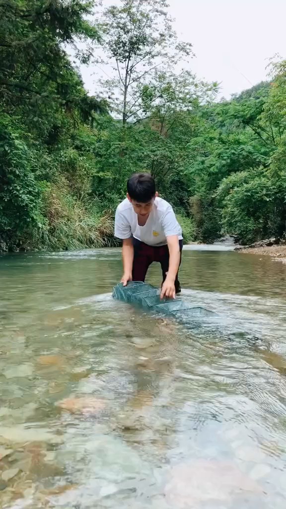 山青水秀,到处都是野生溪鱼