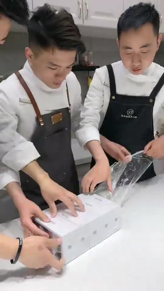蛋糕店的领导发福利了,每人一台苹果手机!竟然藏在这内部