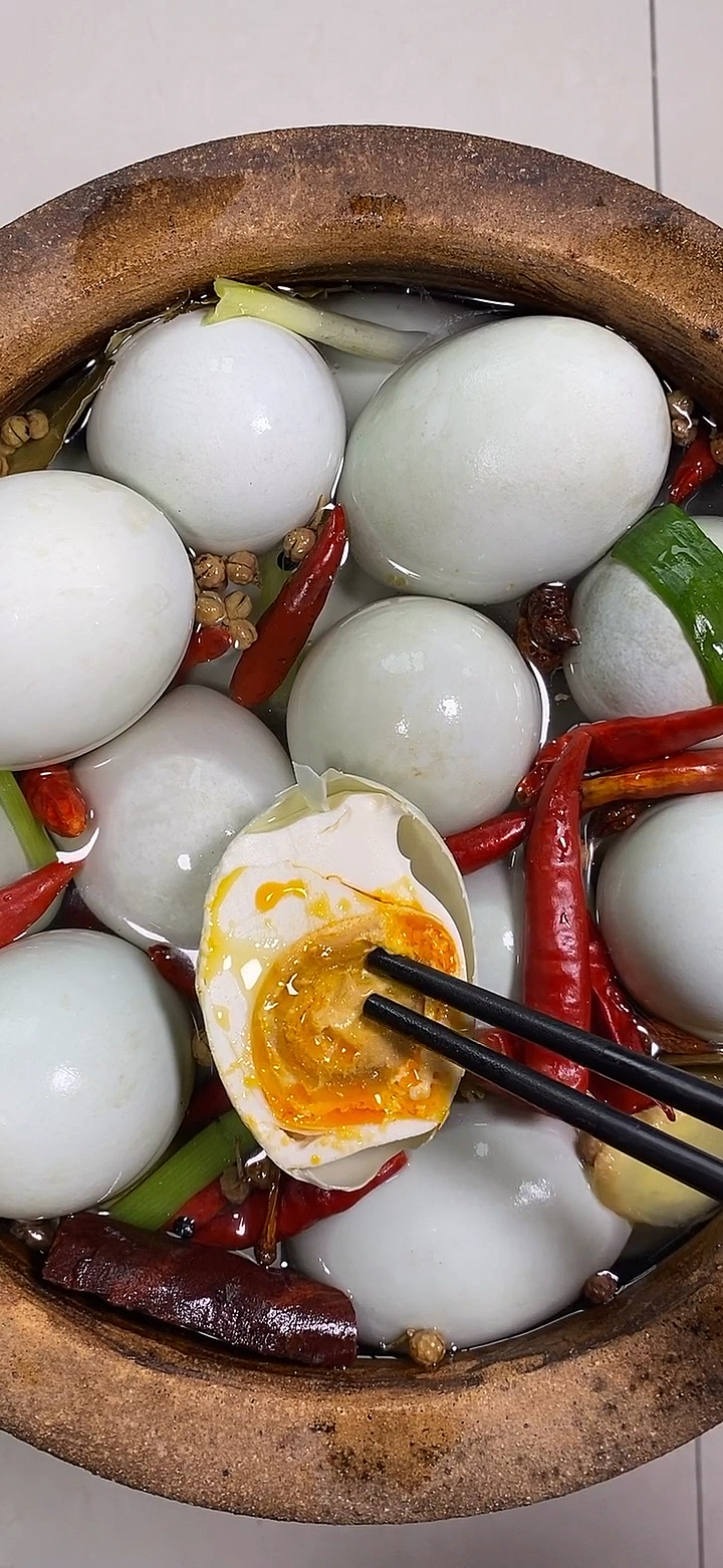 这样腌制鸭蛋各个冒油