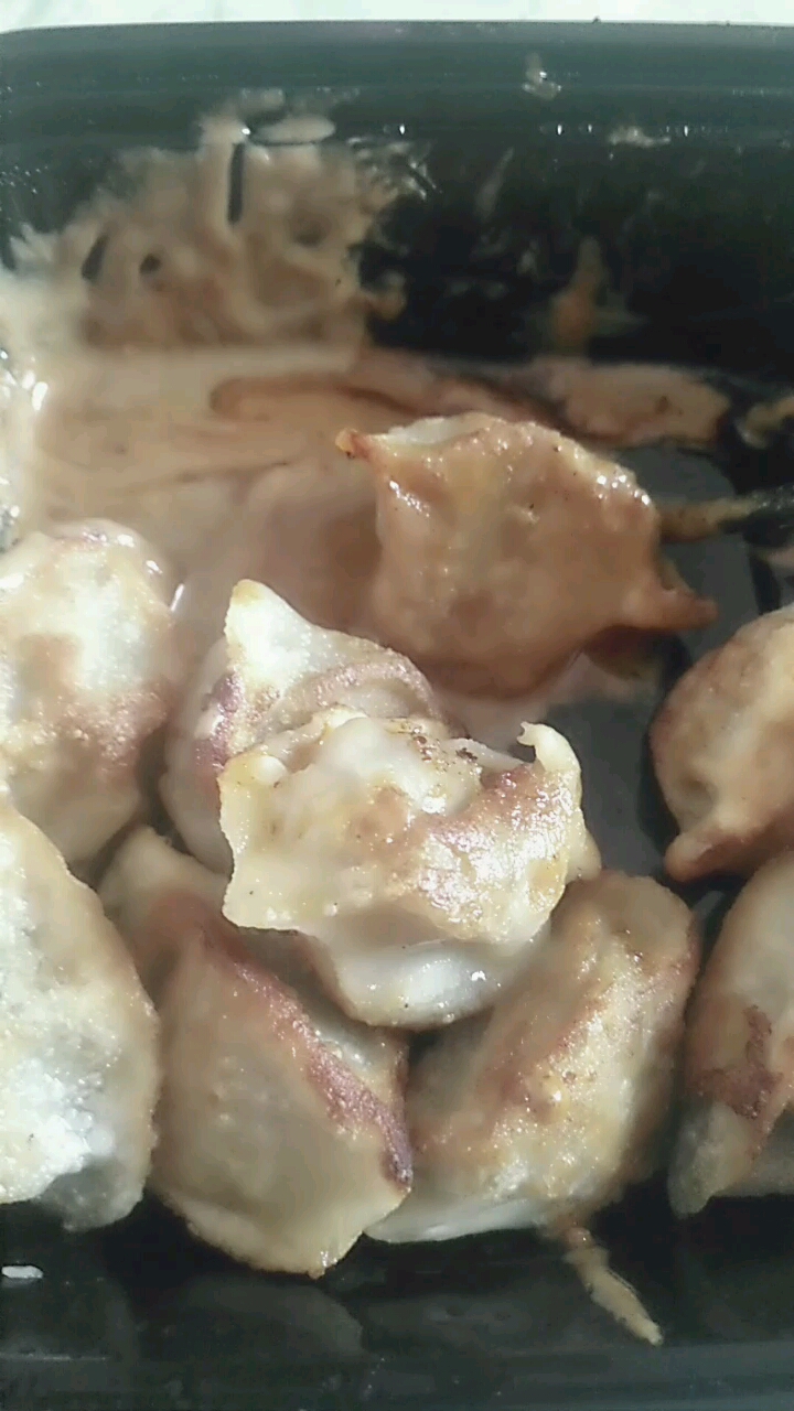 自己做的午餐水饺变成煎饺,弄了点自制辣椒酱花生酱芝麻酱味道不用说了好