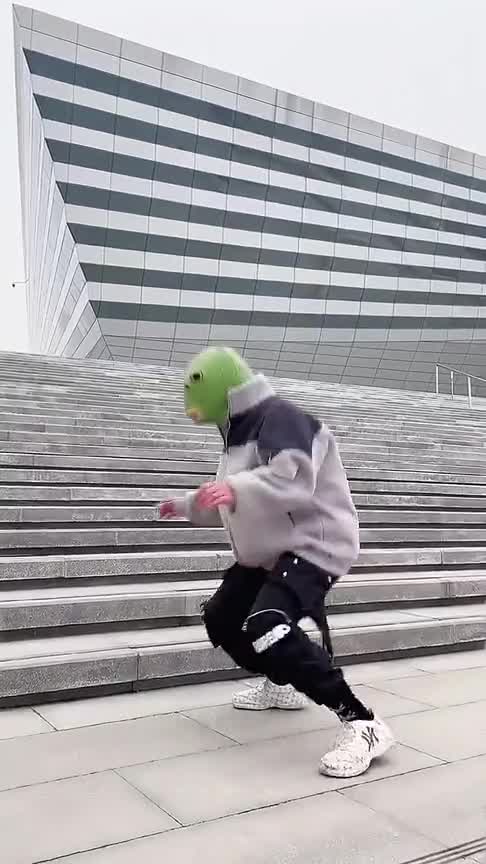 男孩子可爱起来都没女生什么事了!小伙自编《青蛙舞》,鱼头怪头套太可爱