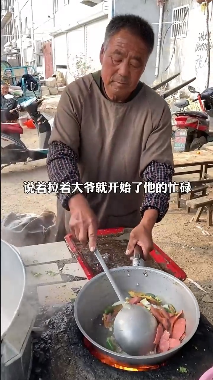 #美食记#64岁羊汤大爷炒红肠