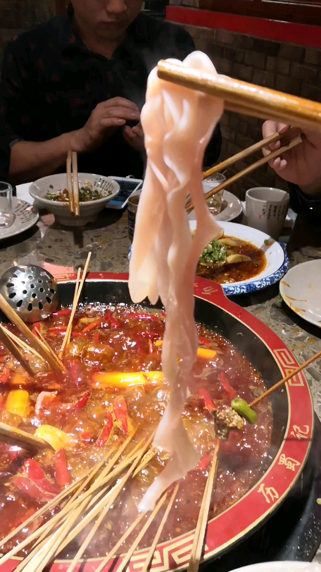 在四川大家吃过火锅鸭肠被叫做“下面条”