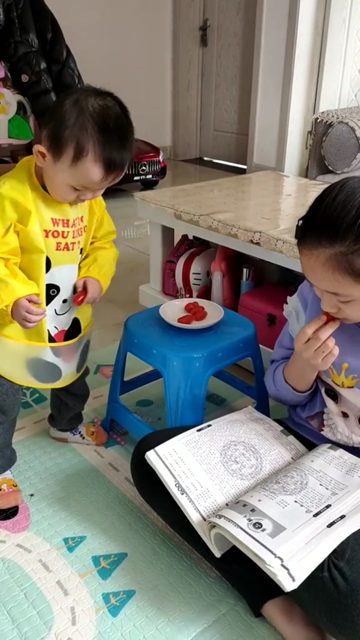 #我家超级萌娃#吃柿子篇 没想到妹妹会这样做……二宝啊 这一天咋这么逗呢