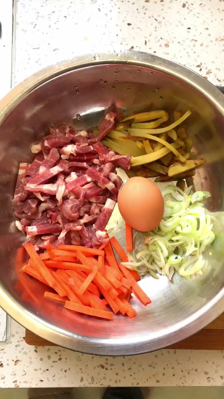 肉丝,榨菜丝,胡萝卜丝,一个鸡蛋,葱锅里要多放一点油,鸡蛋,肉丝,榨菜丝先下锅,