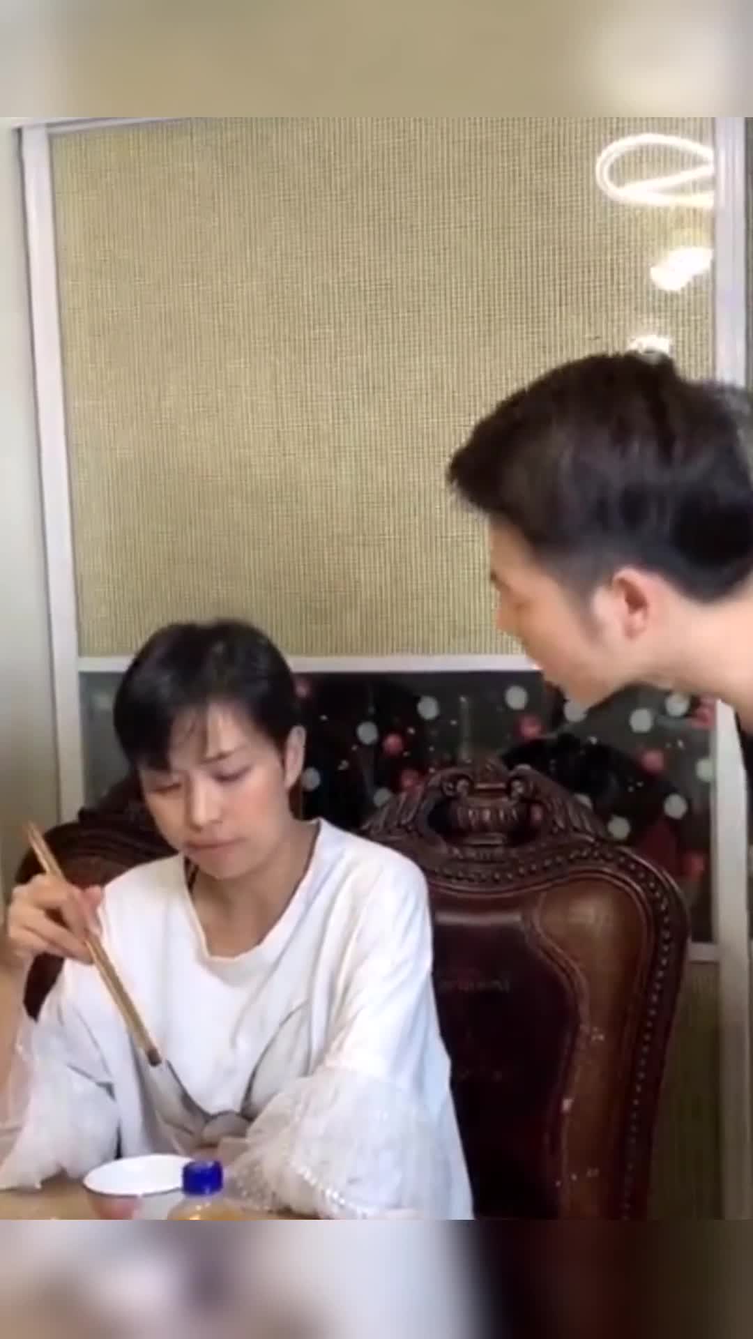 当初我坐月子,婆婆就给我吃馒头配榨菜,现在她生病了,我也给她吃这个