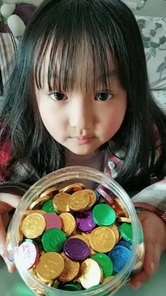小宝宝吃金币巧克力,巧克力吃多了,会不会变胖