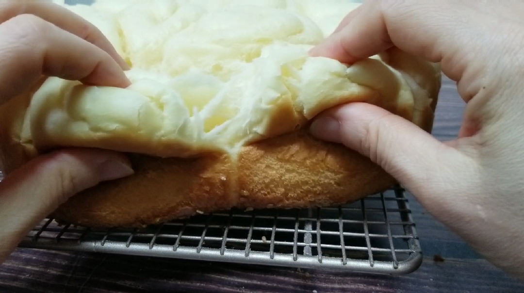 #自制面包#不用烤箱,电饭锅就能做香软拉丝的面包