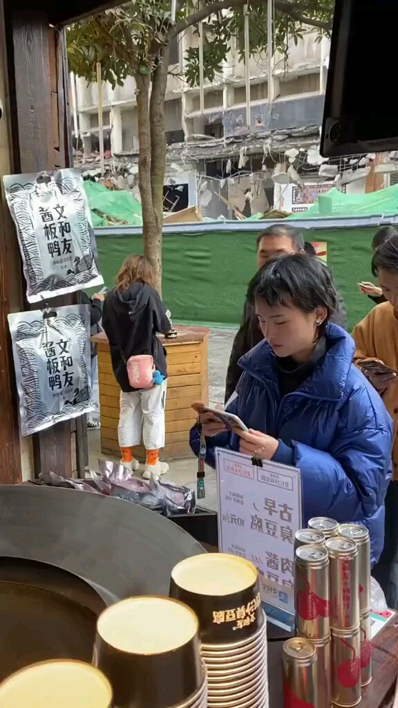今天就带你们看看  一份正宗的长沙臭豆腐是如何制作的  文和友老长沙臭豆腐  要