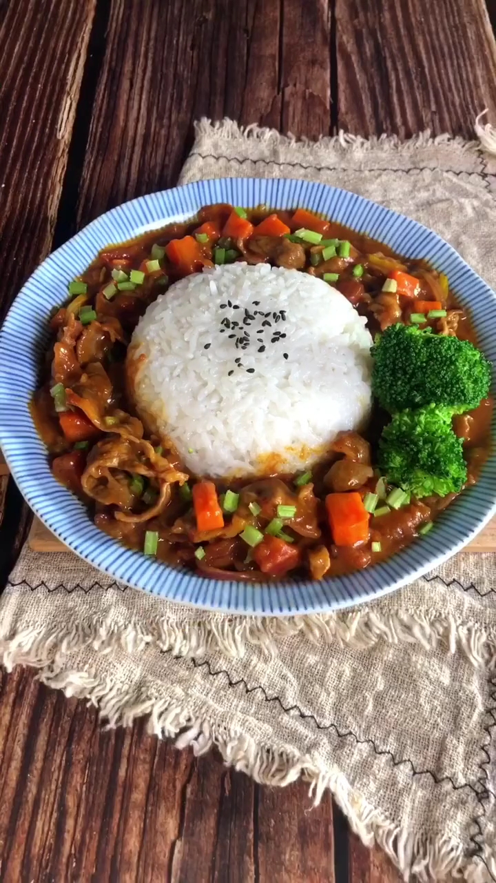 番茄咖喱牛肉饭,做法超简单。