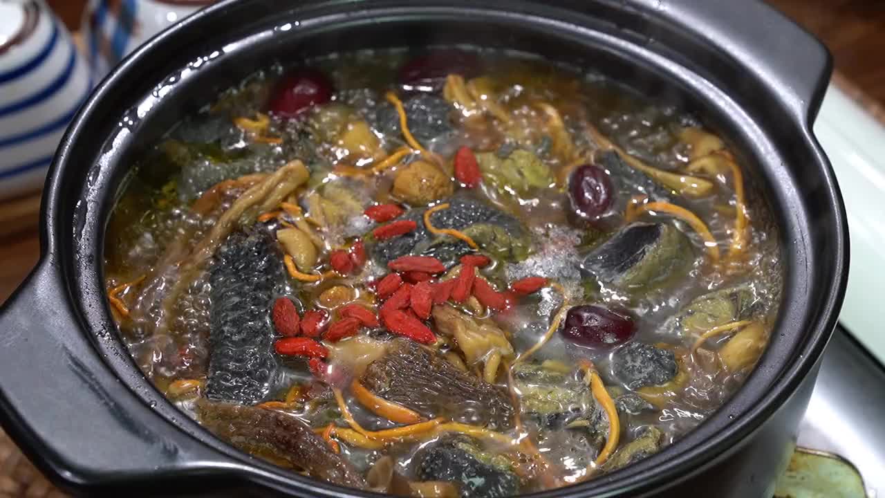 #我要上热门#每个月都要给家人炖几次菌菇乌鸡汤喝、汤鲜味美还特别有营养!