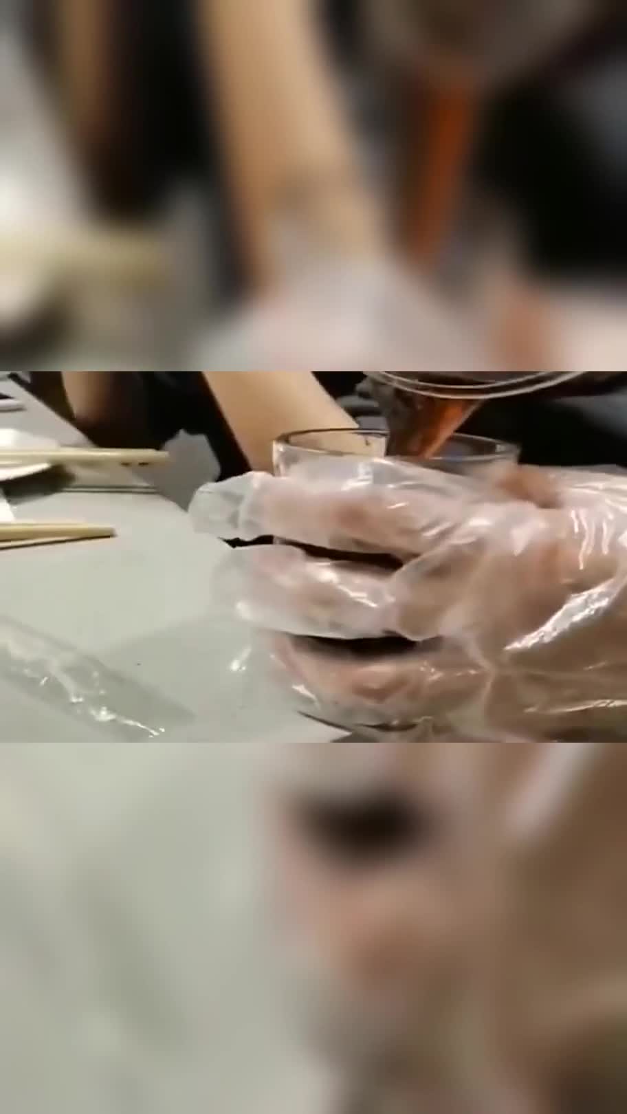 湖北海底捞服务也太亲切了,我抿了一口水,给我倒那么多杯饮料