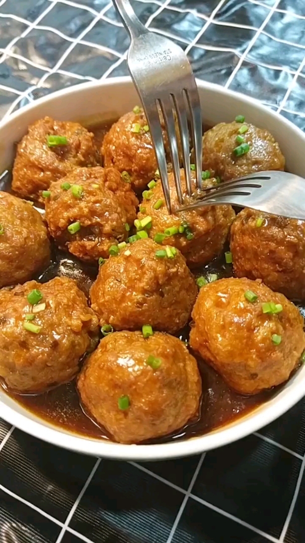 #食神大PK#红烧鹌鹑蛋肉丸子,吃了还想吃