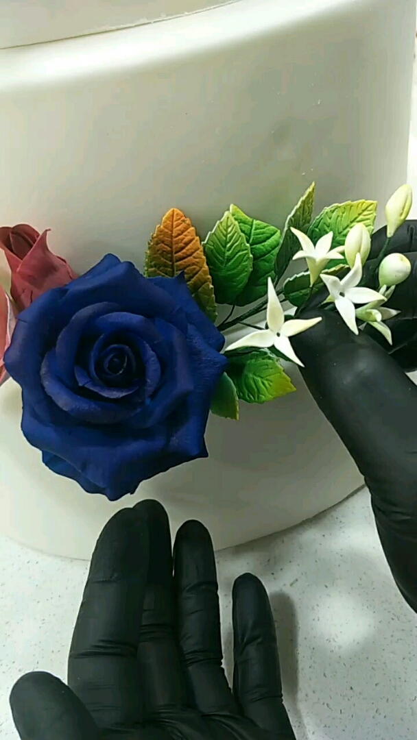翻糖蛋糕组装中,喜欢双击加关注哦,下个视频出成品(⊙o⊙)哦