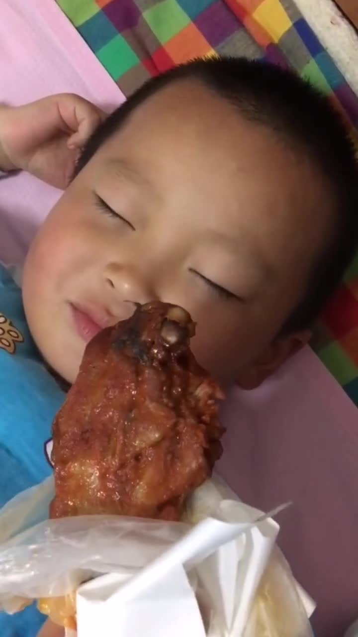 做梦梦到大鸡腿,结果一睁眼大鸡腿就在眼前!