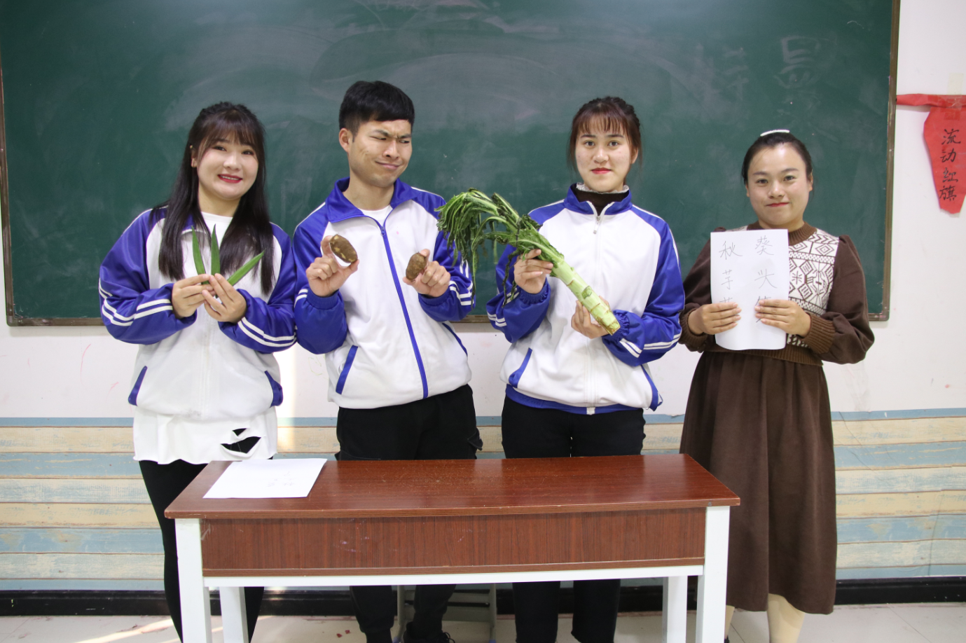 猜蔬菜名赢火锅,王小九拿的蔬菜同学们都不认识,到底是什么?