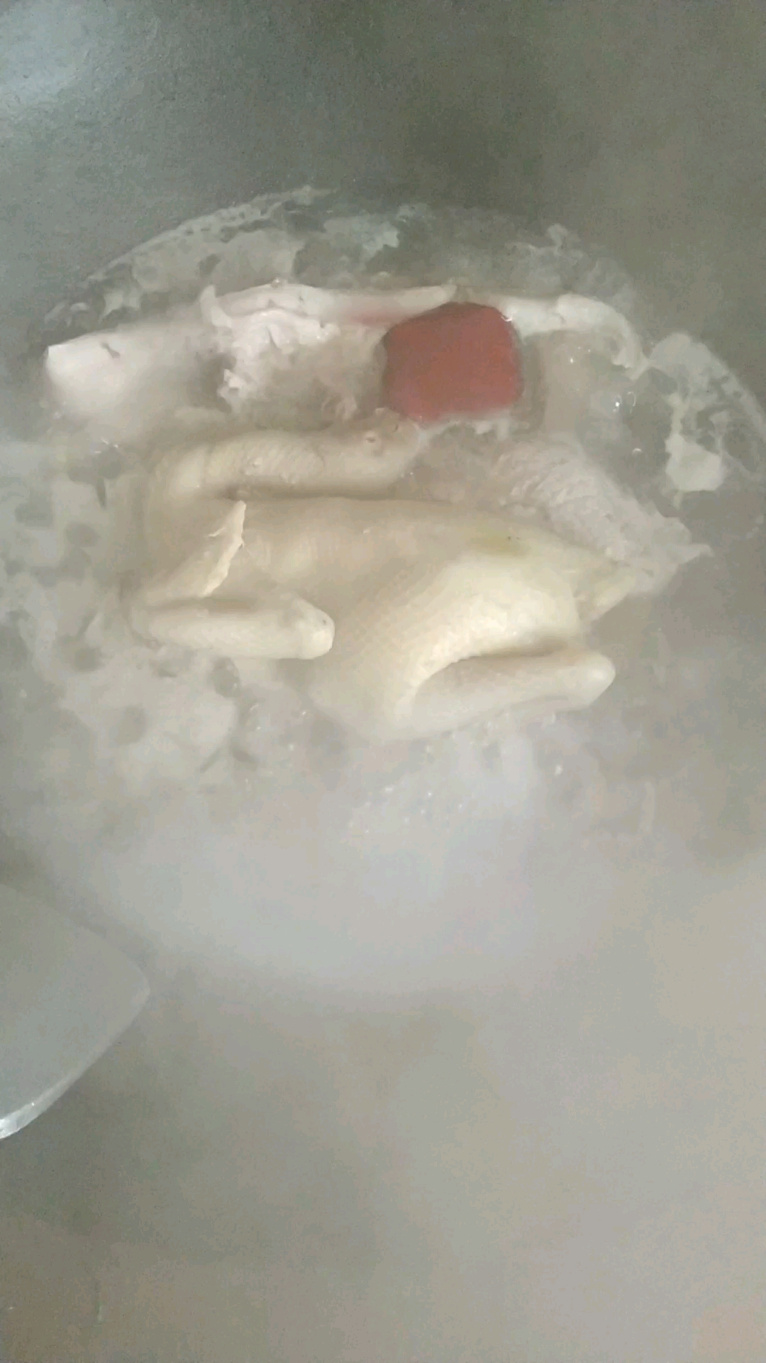 我们今天开年,煮个鸡和猪肉一起拜神!