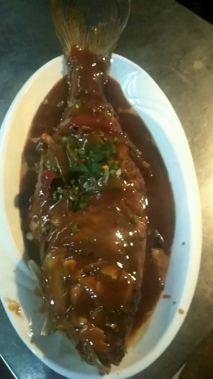  胖头鱼收拾干净锅里放豆油煎一下葱姜蒜辣椒大料花椒爆香海鲜酱油水盐糖醋味精鸡精