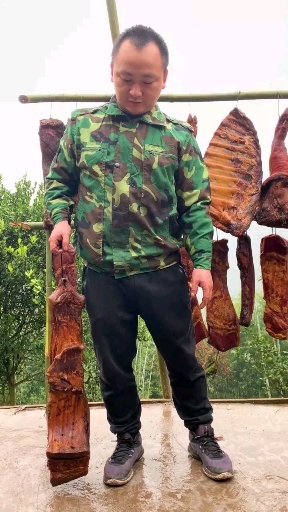 #秀出我的家乡味##四百多斤的猪做出来的保肋肉,太沉了根本抱不动 