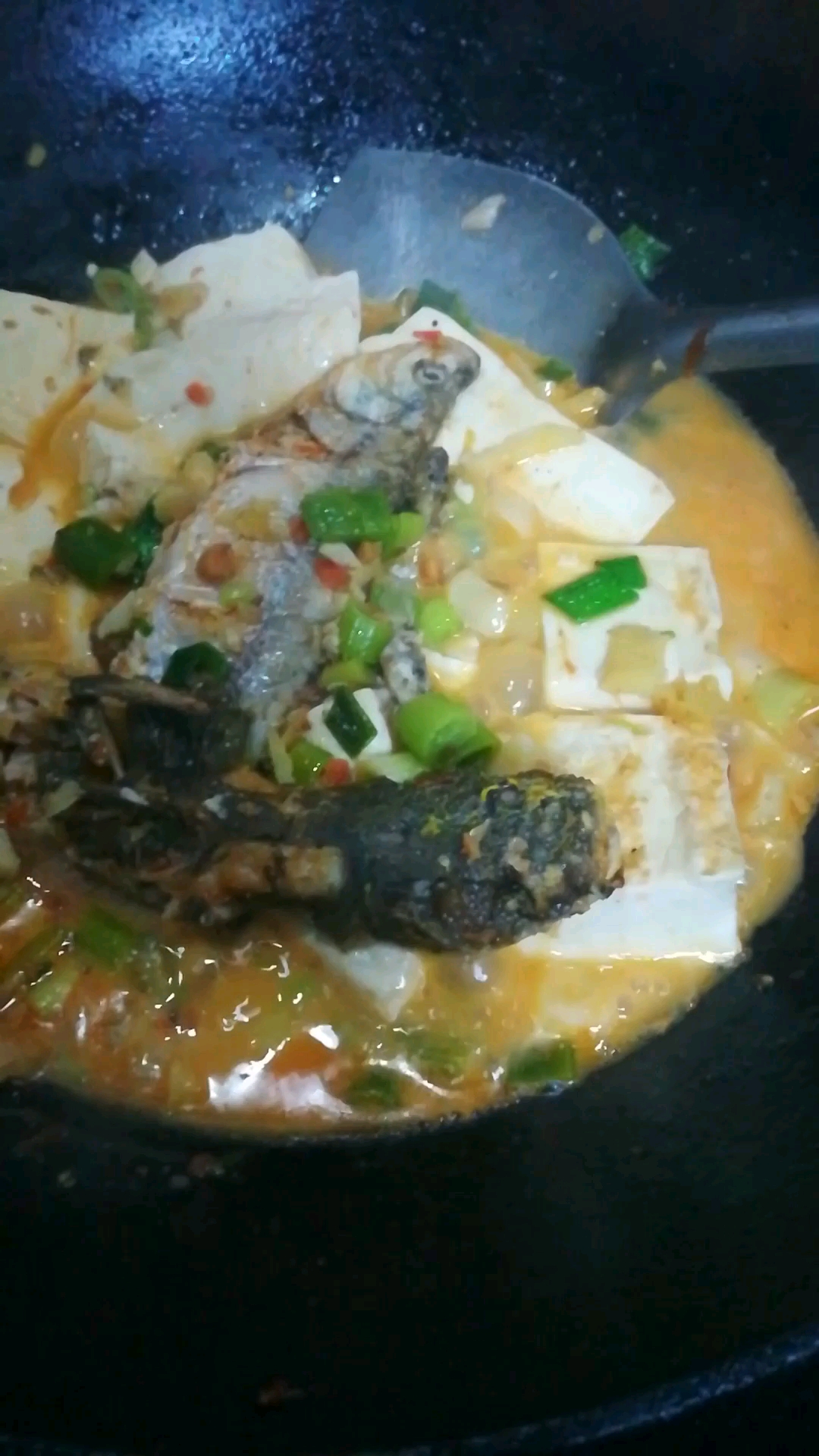 今天没吃午饭的成果,就钓2条鱼,一条黄骨鱼,一条翘嘴白鱼。一锅煮了。