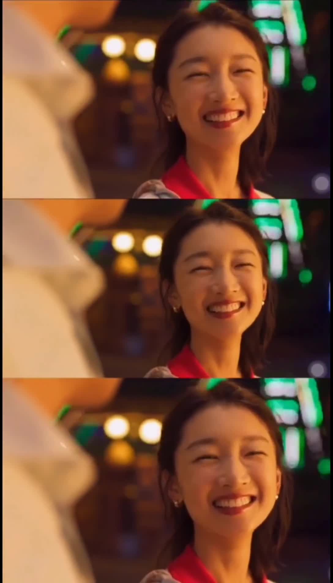 周冬雨的笑,刘老师的背影,一点都看不出来是德芙巧克力广告啊