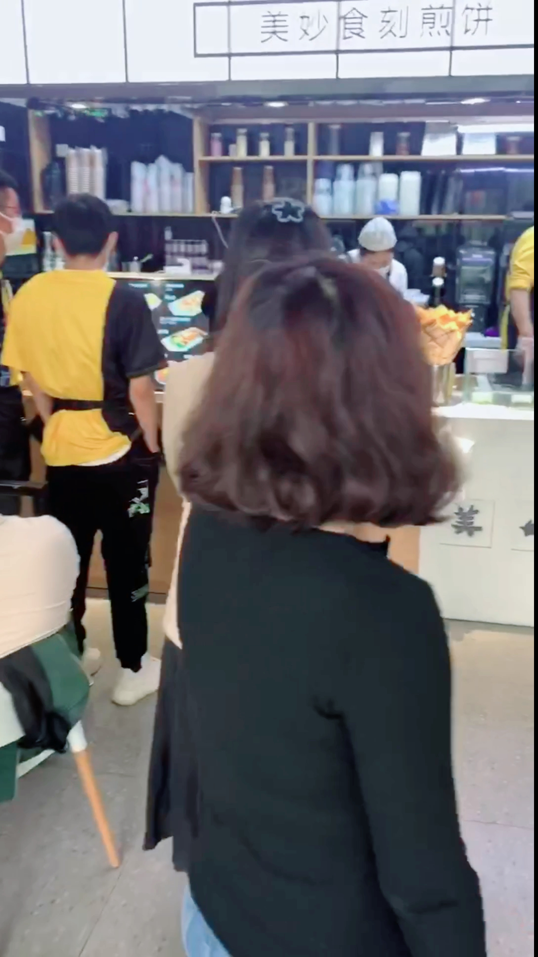 90后的我没啥文化,做煎饼做了一年,谈不上日进斗金,至少吃喝不愁,时间自由