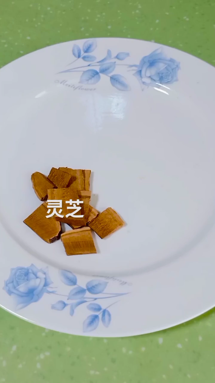 灵芝莲子炖鸡汤教程
