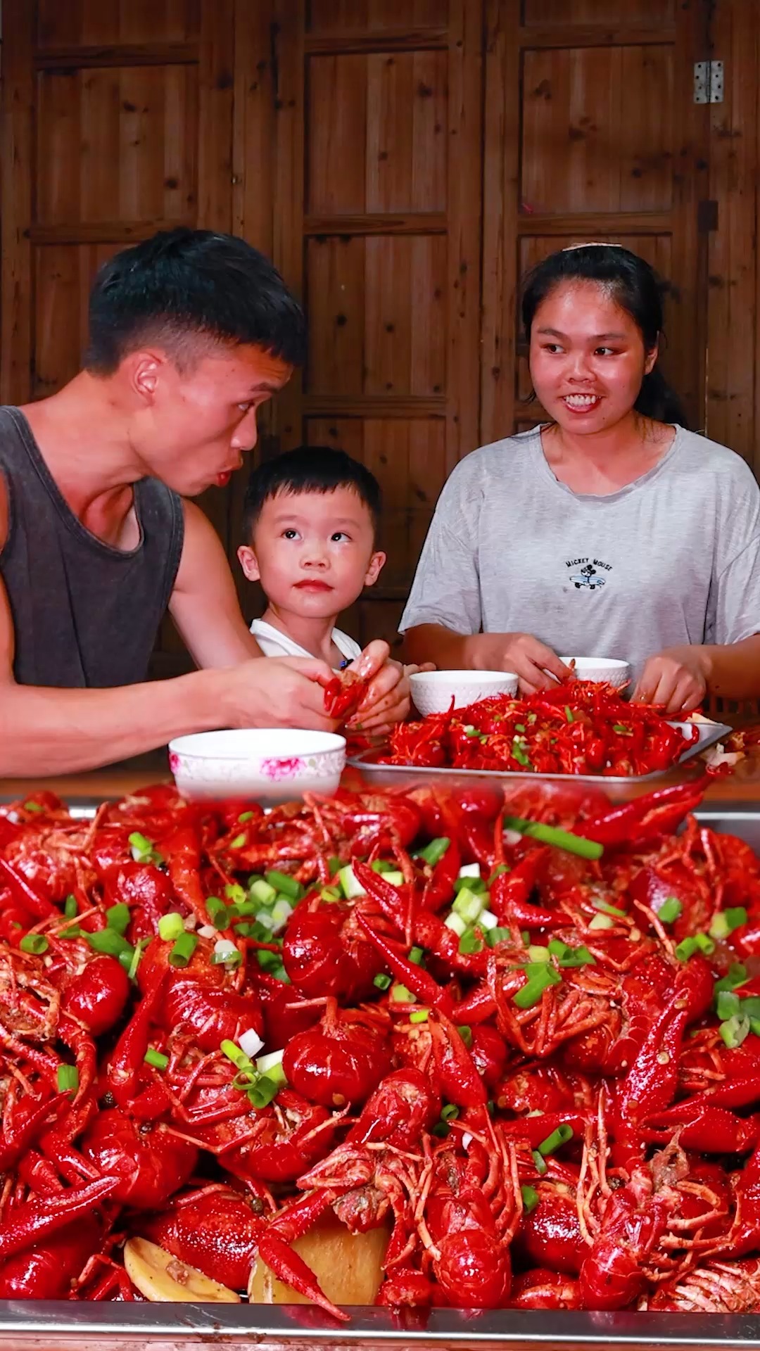 #记录我的农村生活#世间最深情的爱，就是平平淡淡的陪伴，一家三口，三餐四季！